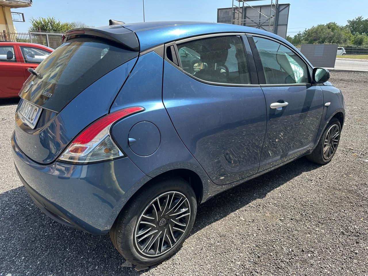 Lancia Ypsilon 1.0 FireFly 5 porte S&S Hybrid Silver