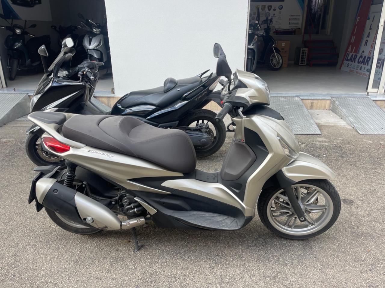 Piaggio Beverly 300 i.e. Piaggio beverly