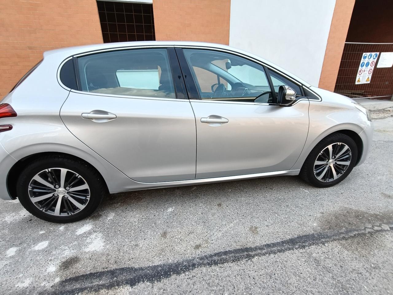 Peugeot 208 PureTech 82 5 porte Allure