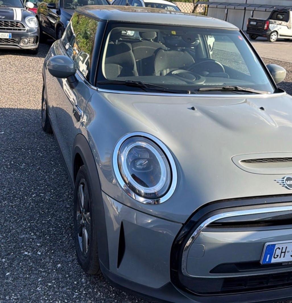 MINI COOPER SE GUARDA LE FOTO