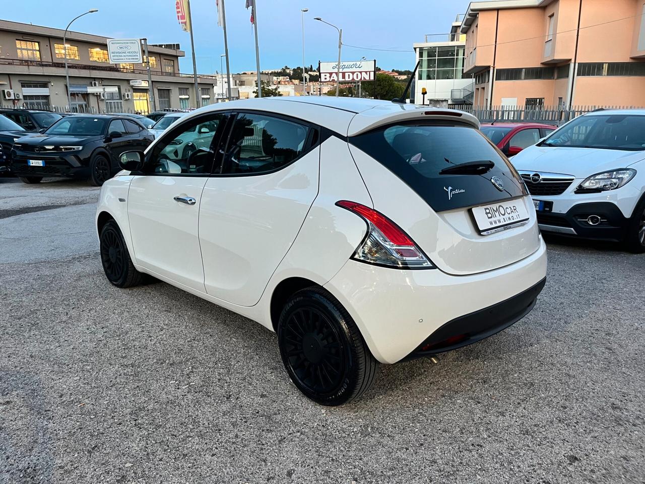 Lancia Ypsilon 1.0 FireFly 5 porte S&S Hybrid Ecochic Silver