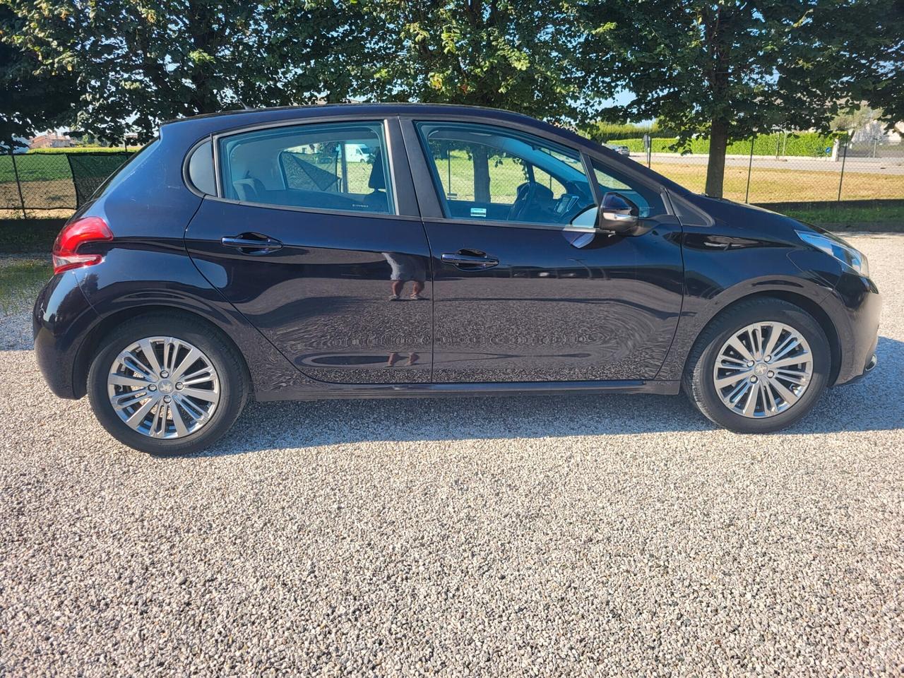 Peugeot 208 208-1.2 benz/gpl