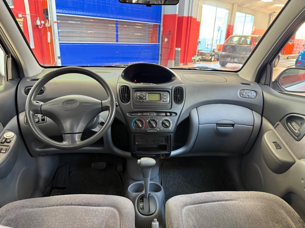 Toyota Yaris verso 1.0i cabio automatico