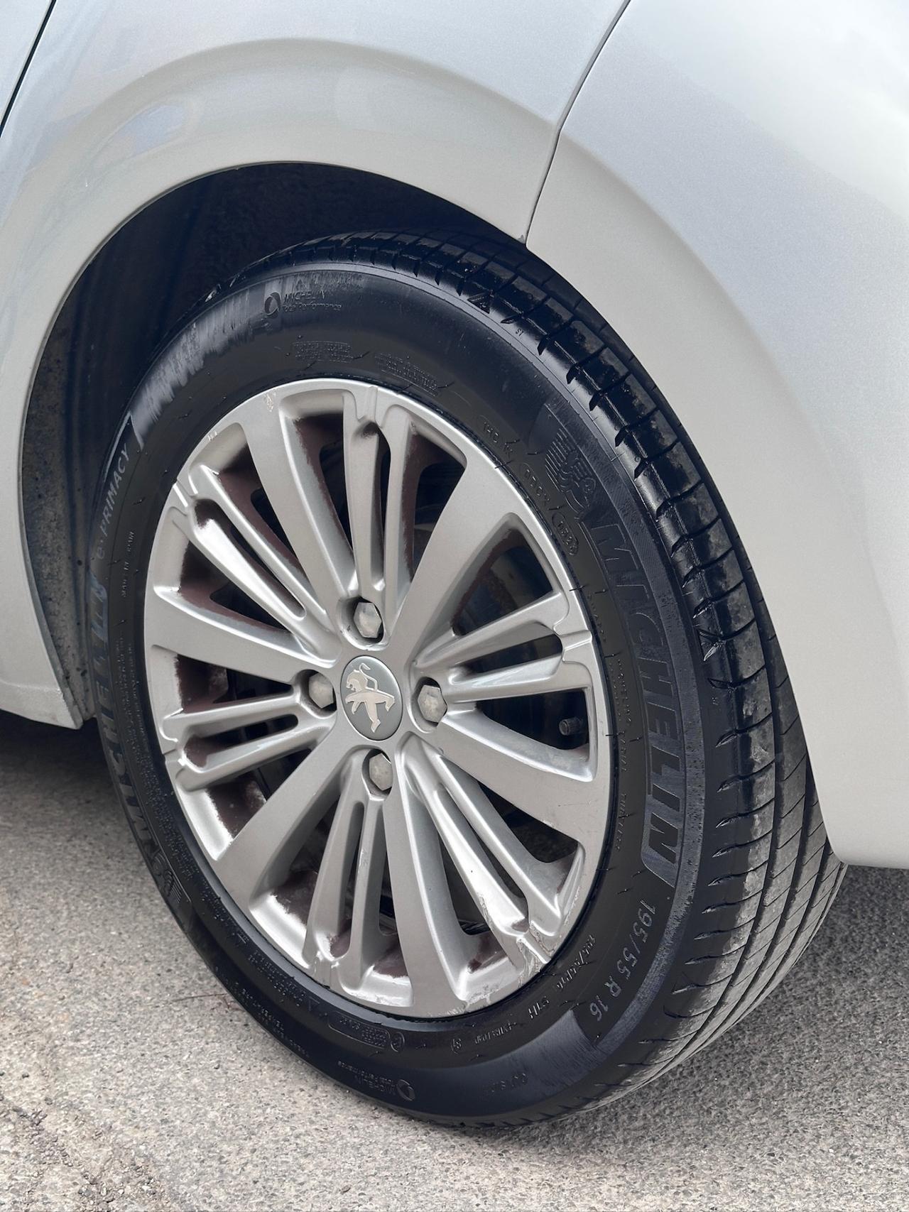 Peugeot 208 PureTech 82 5 porte Allure solo 103 mila km