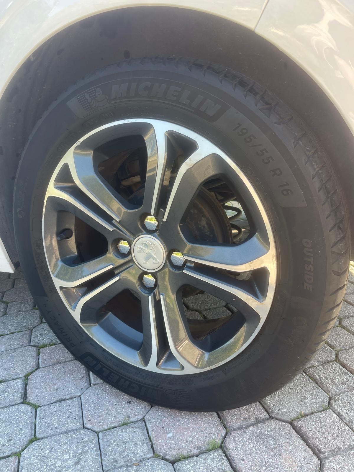 Peugeot 208 1.4 HDi 68 CV 5 porte Allure