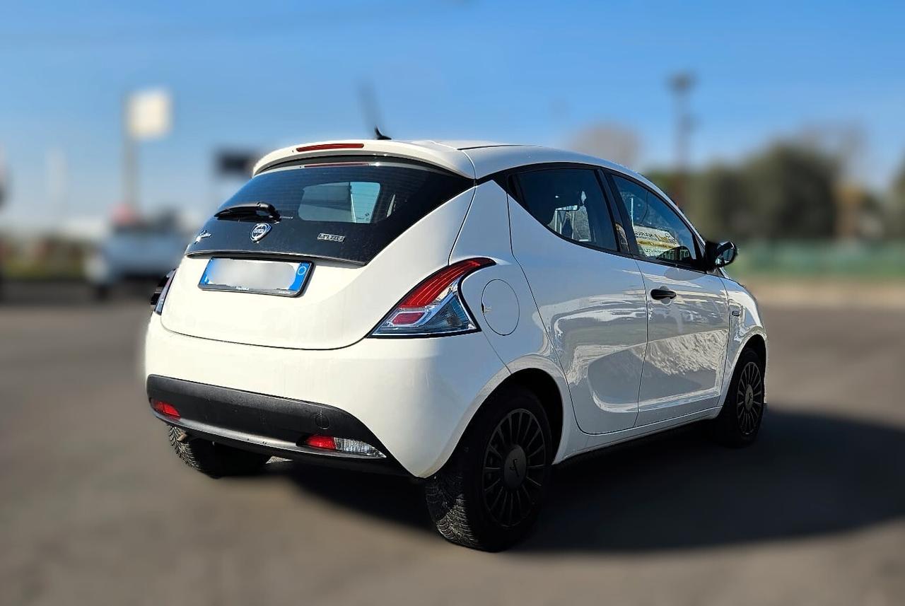 Lancia Ypsilon 1.0 FireFly 5 porte S&S Hybrid Ecochic Silver