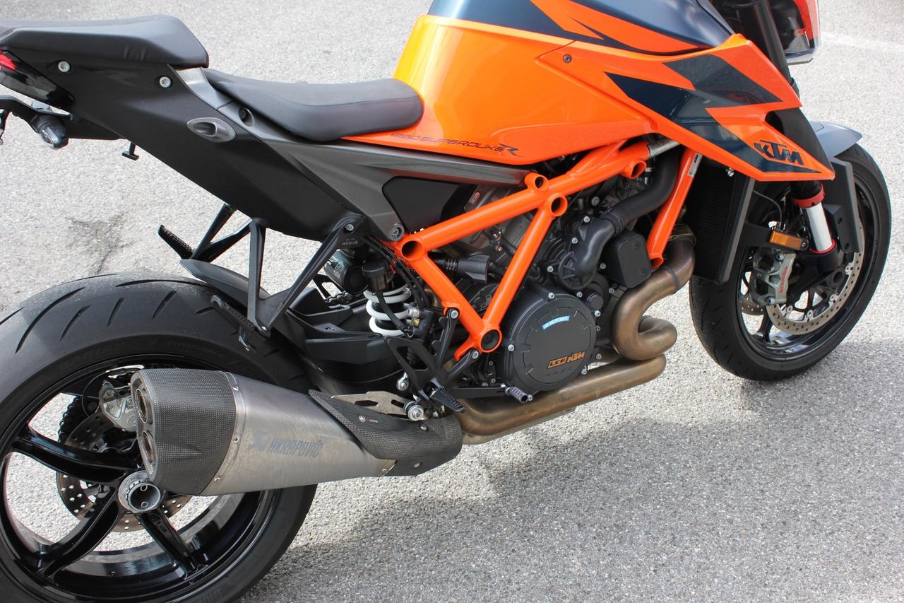 KTM 1290 SUPER DUKE R PARI AL NUOVO TERMINALE AKRAPOVIC