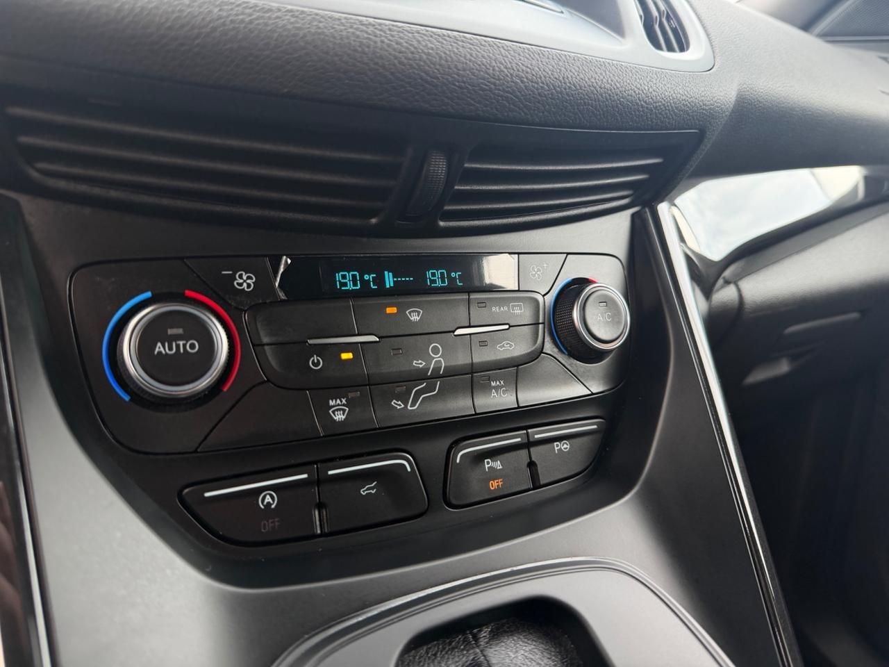 Ford Kuga 2.0 TDCI 150 CV S&S AWD Powershift ST-Line