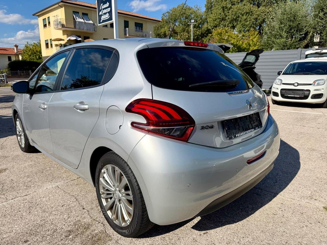 Peugeot 208 1.2 benzina neopatentati