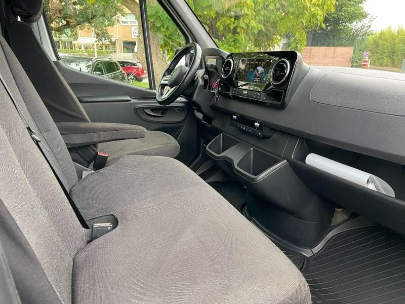 Mercedes-Benz Sprinter 319 2.0 cdi F 37/35 rwd H2 9G-tronic