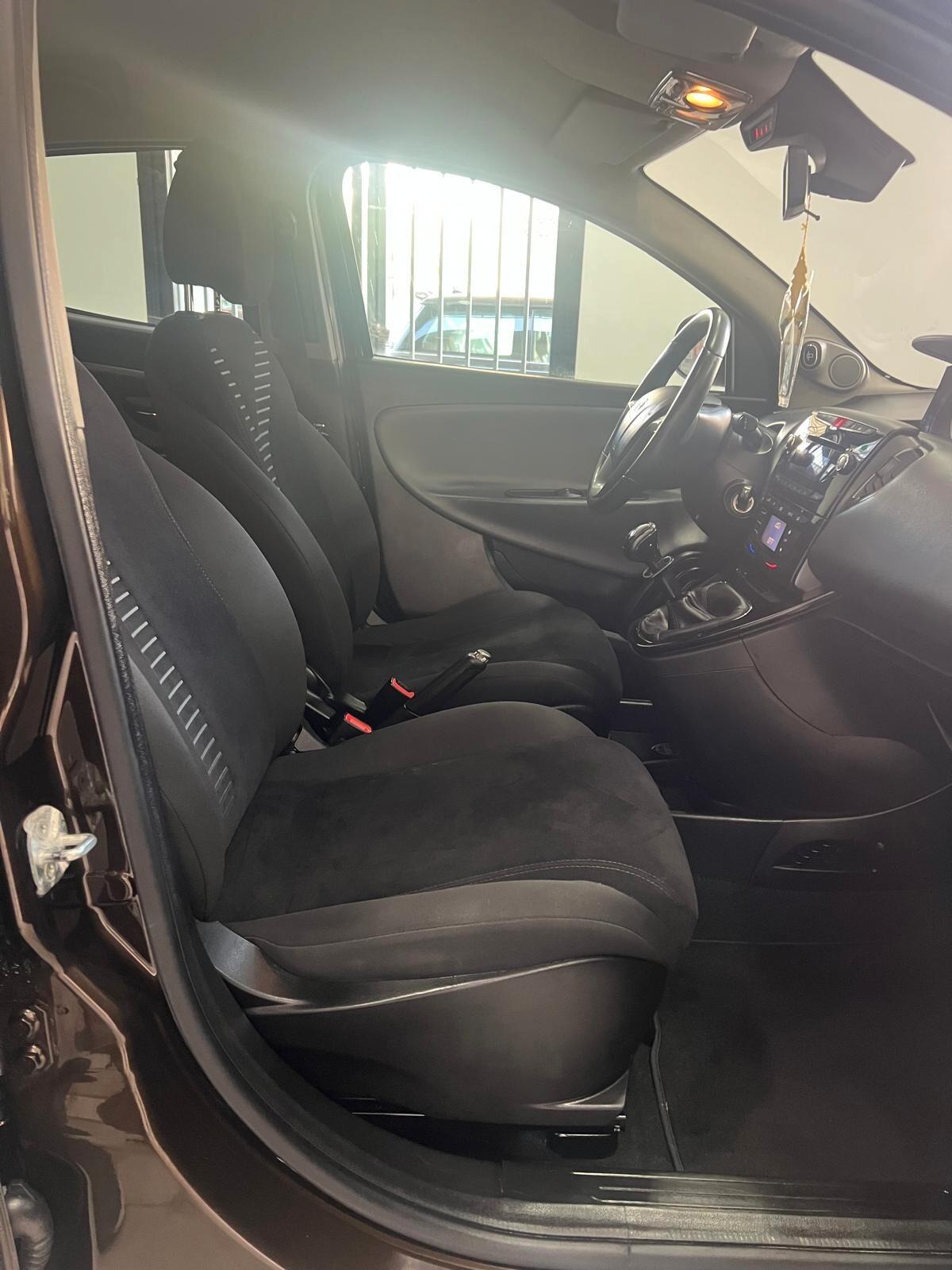 Lancia Ypsilon 0.9 TwinAir 85 CV 5 porte S&S Platinum