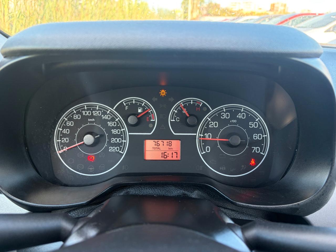 FIAT GRANDE PUNTO 1.2 69CV 76.000 KM UNICOPROPRIETARIO ANNO 2013