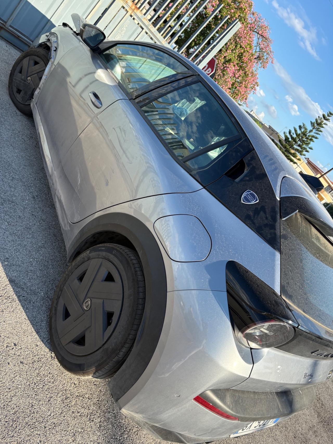 Lancia Ypsilon Hybrid 1.2 e-DCT 2025