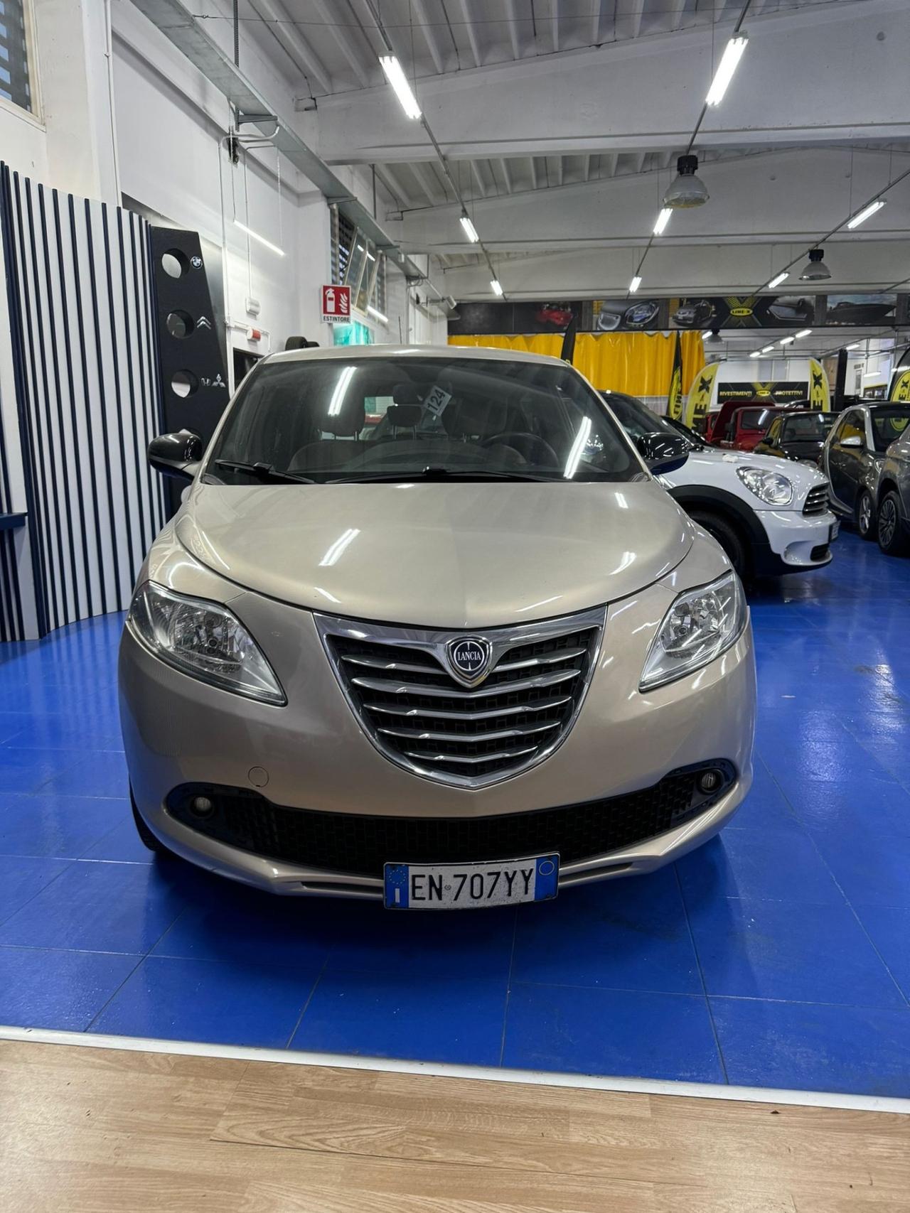 Lancia Ypsilon 1.3 MJT 75 CV Unyca