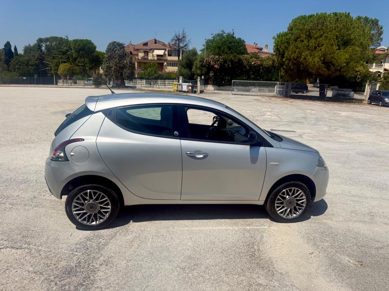 Lancia Ypsilon natural power benzina metano NEOPATENTATI