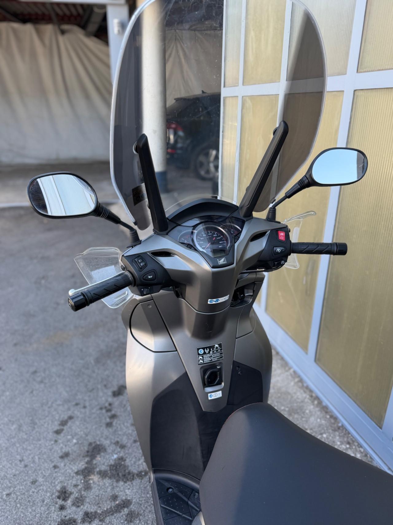 HONDA SH 300 Sport Abs - PARABREZZA - BAULE - ANTIFURTO - GOMME NUOVE