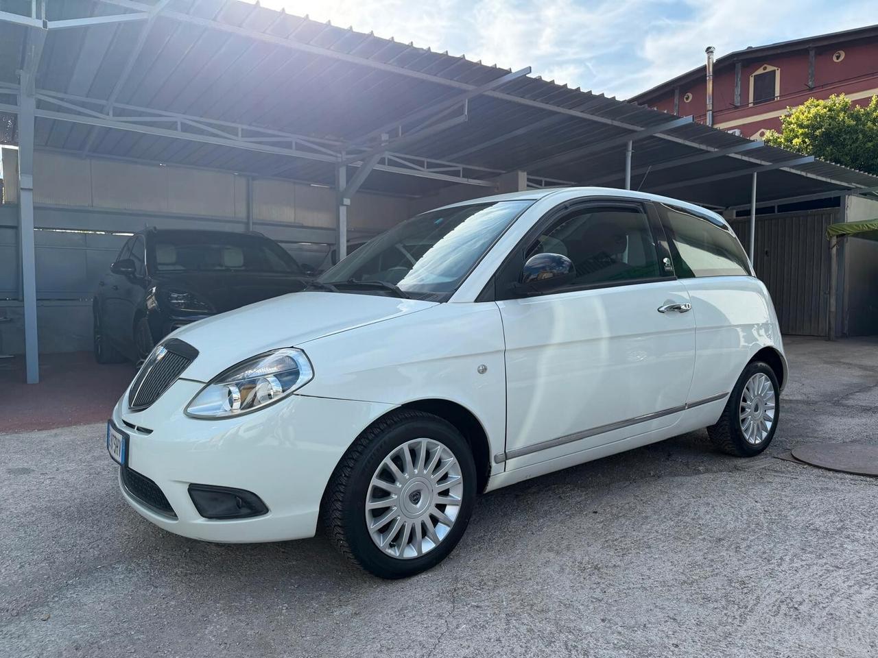 Lancia Ypsilon 1.3 MJT 75 CV Unyca