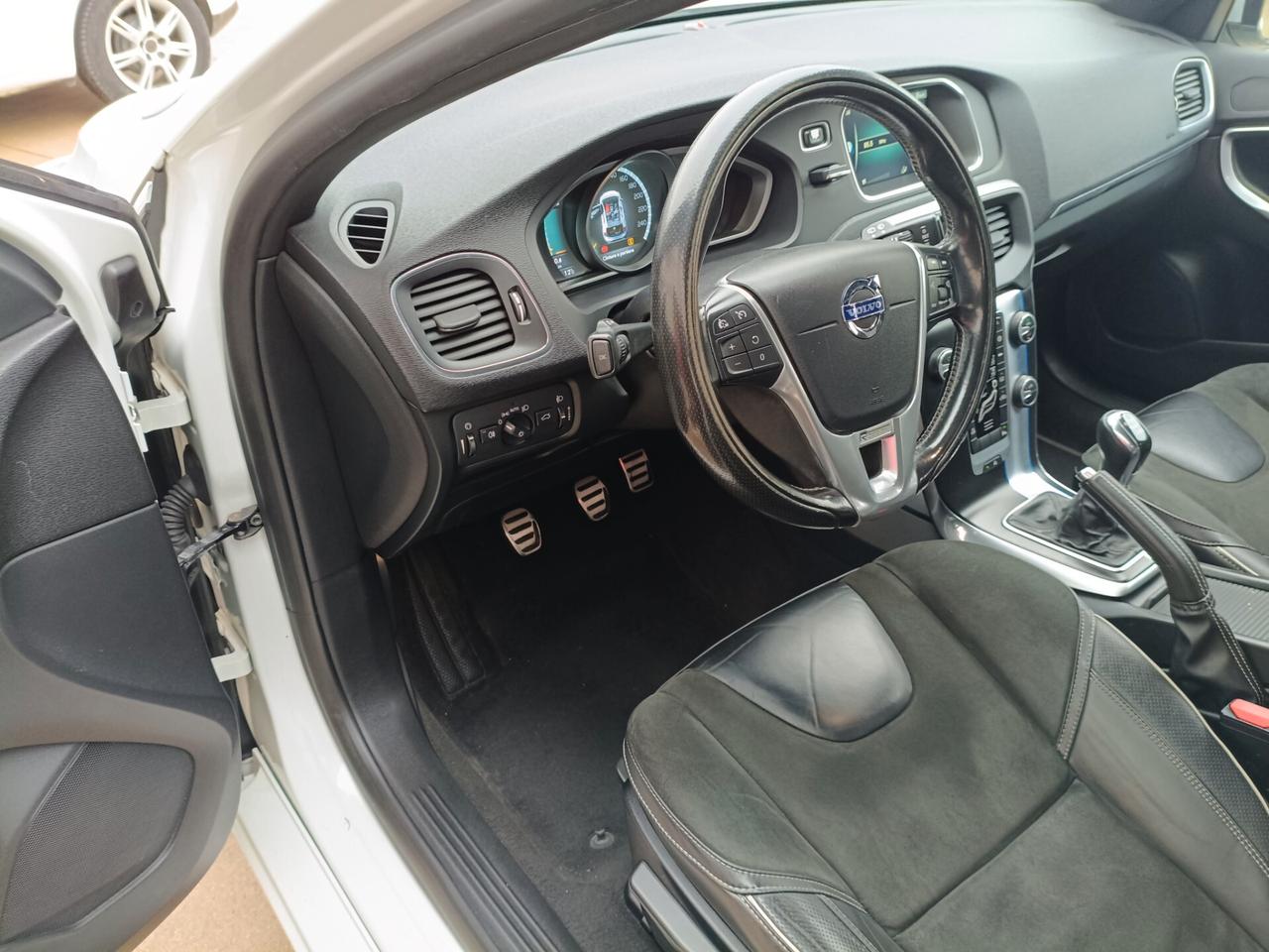 Volvo V40 D2 R-design Momentum