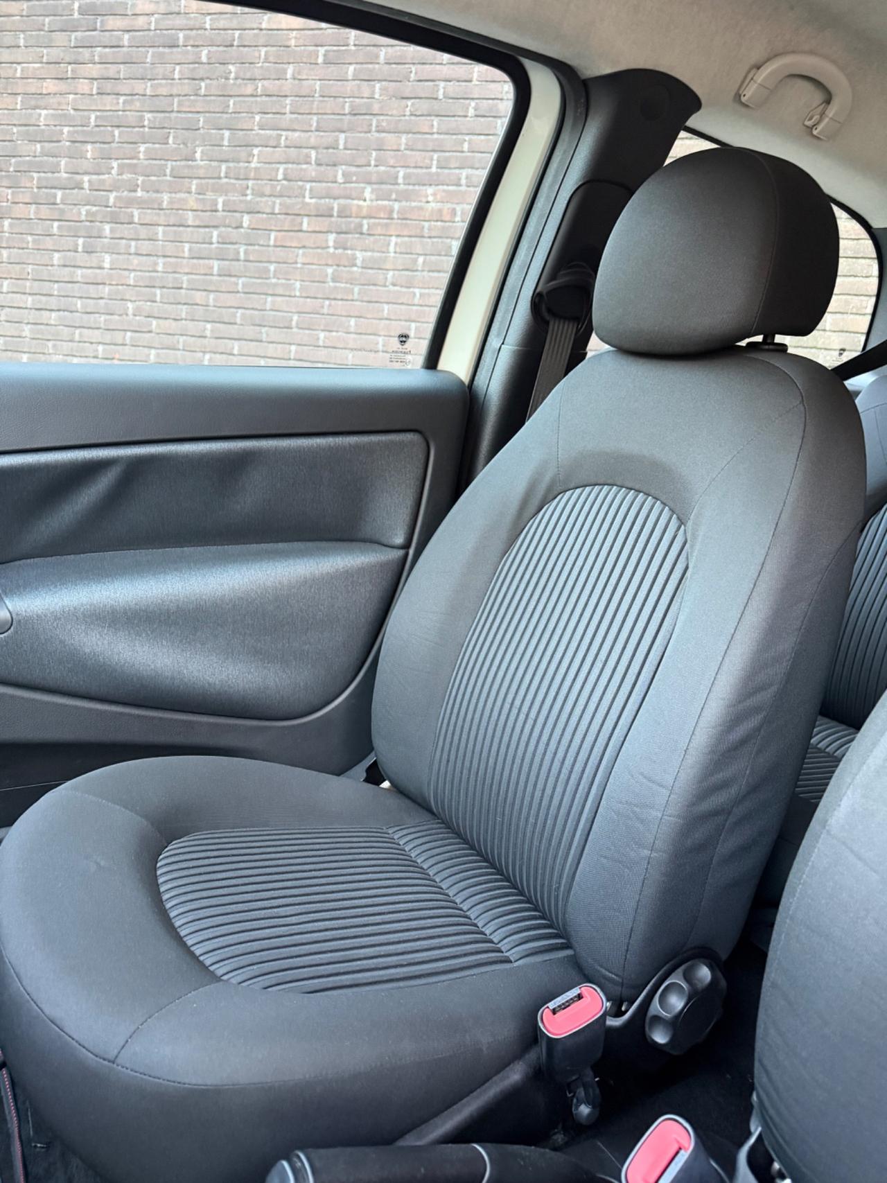 Lancia Ypsilon 1.3 MJT 75 CV Unyca