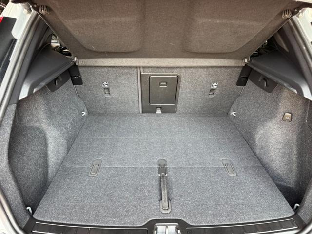 VOLVO XC40 B3 automatico Plus Dark TETTO PAN. Iva deducibile