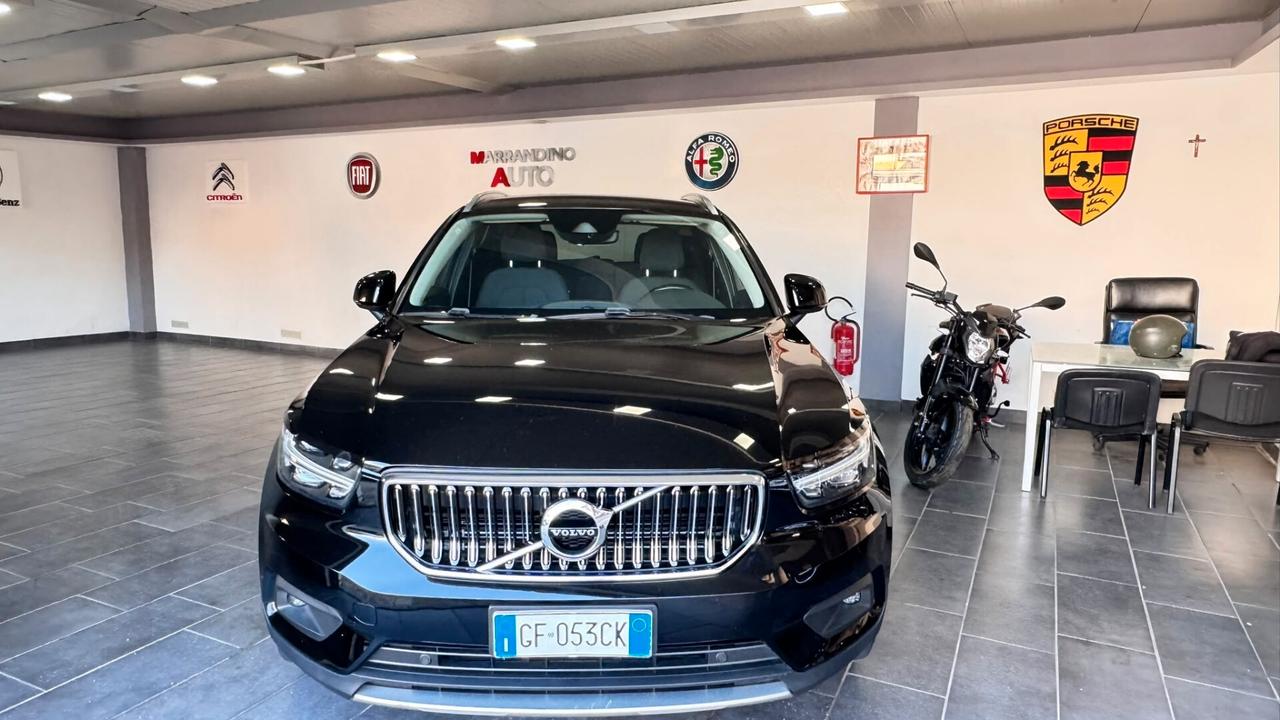 Volvo XC40 T5 Recharge Plug-in Hybrid Inscription SUV elegante e sportivo, che unisce comfort, tecnologia e prestazioni grazie alla motorizzazione ibrida plug-in benzina/elettrica