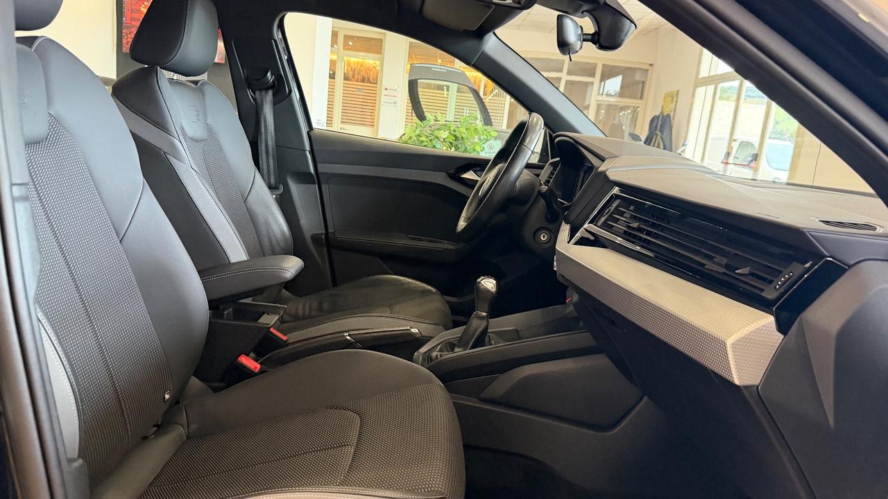 Audi A1 citycarver 30 TFSI Identity Black