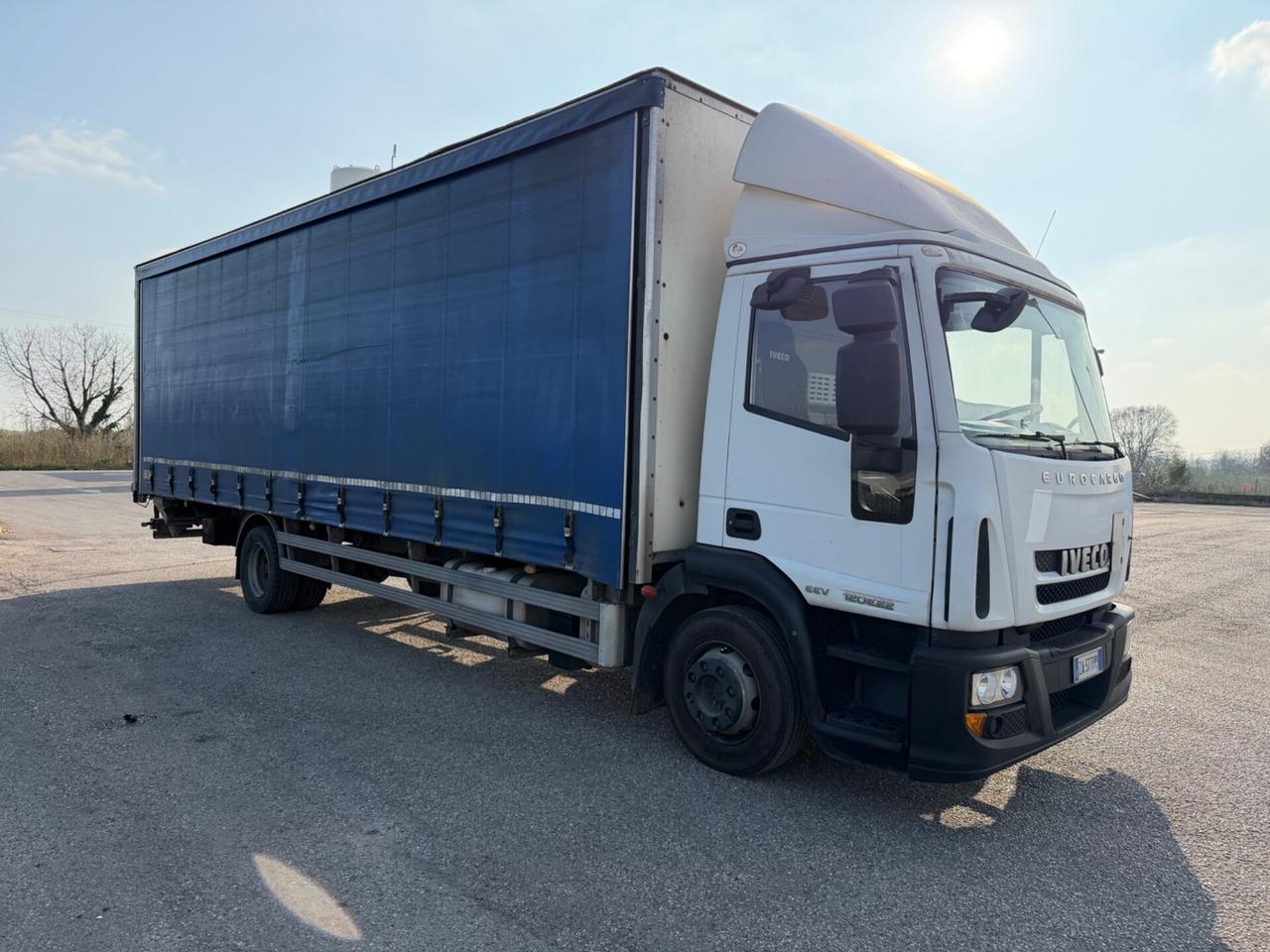 Iveco Eurocargo 12E22 con sponda Cambio Automatico