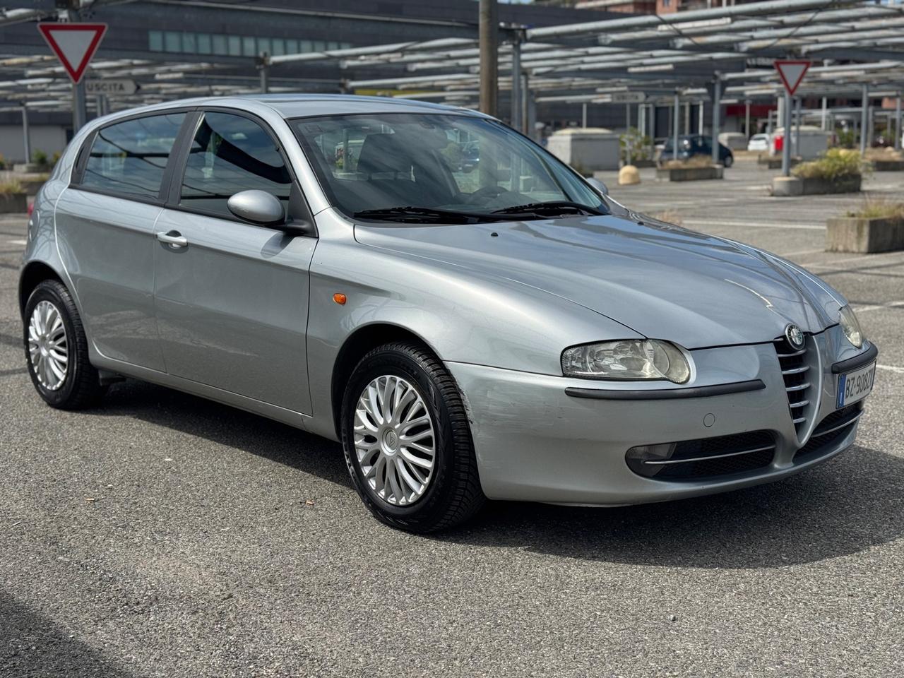 Alfa Romeo 147 1.6i 16V Twin Spark cat 5p. Distinctive