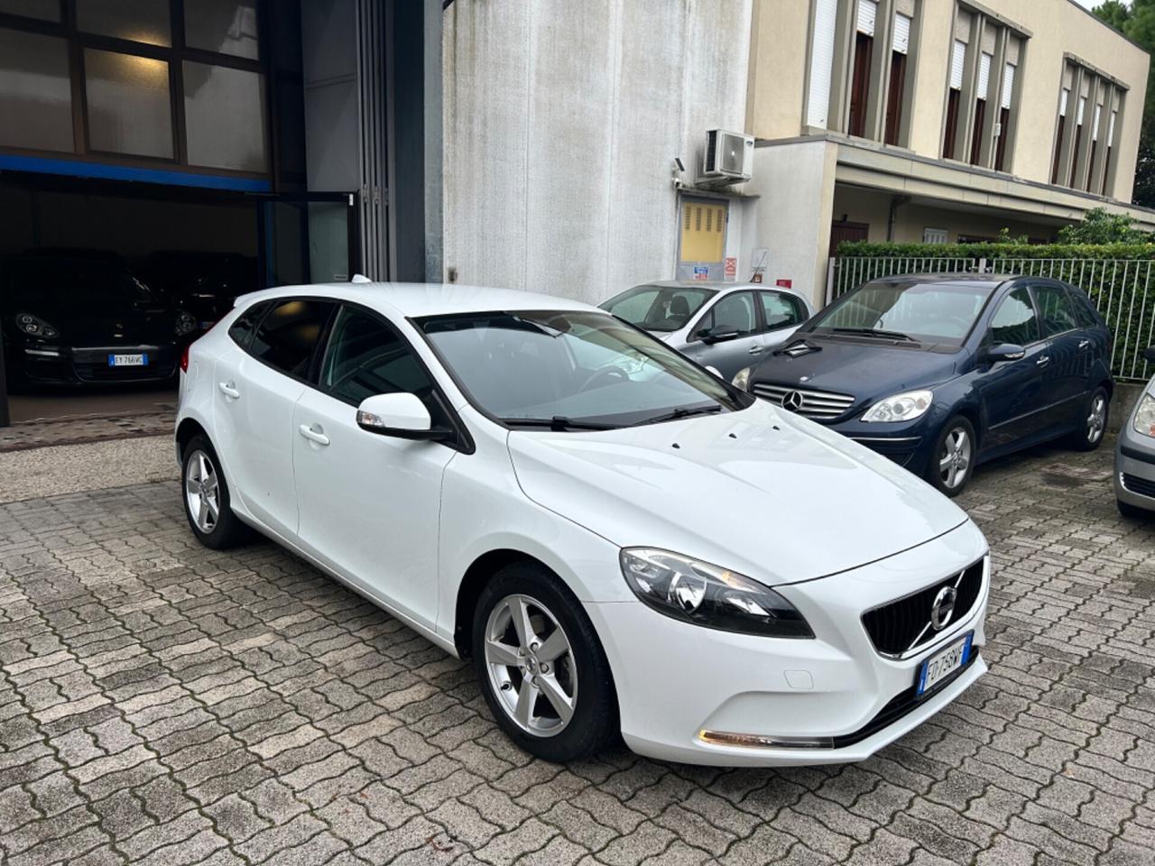 Volvo V40 2.0 D2 CV 120 R-design EURO6 Momentum