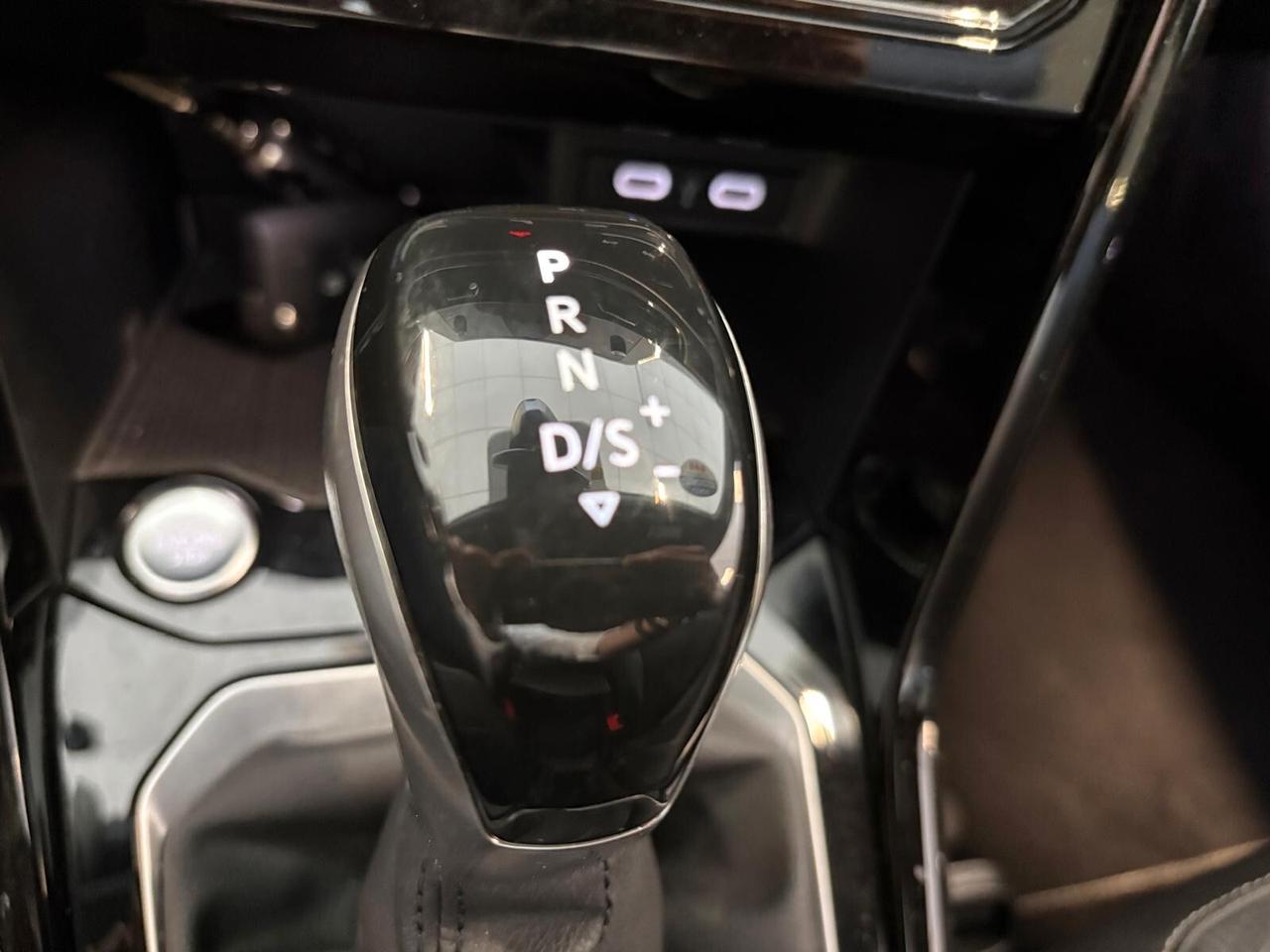 Volkswagen T-Roc R LINE 1.5 TSI ACT DSG UNICO PR.