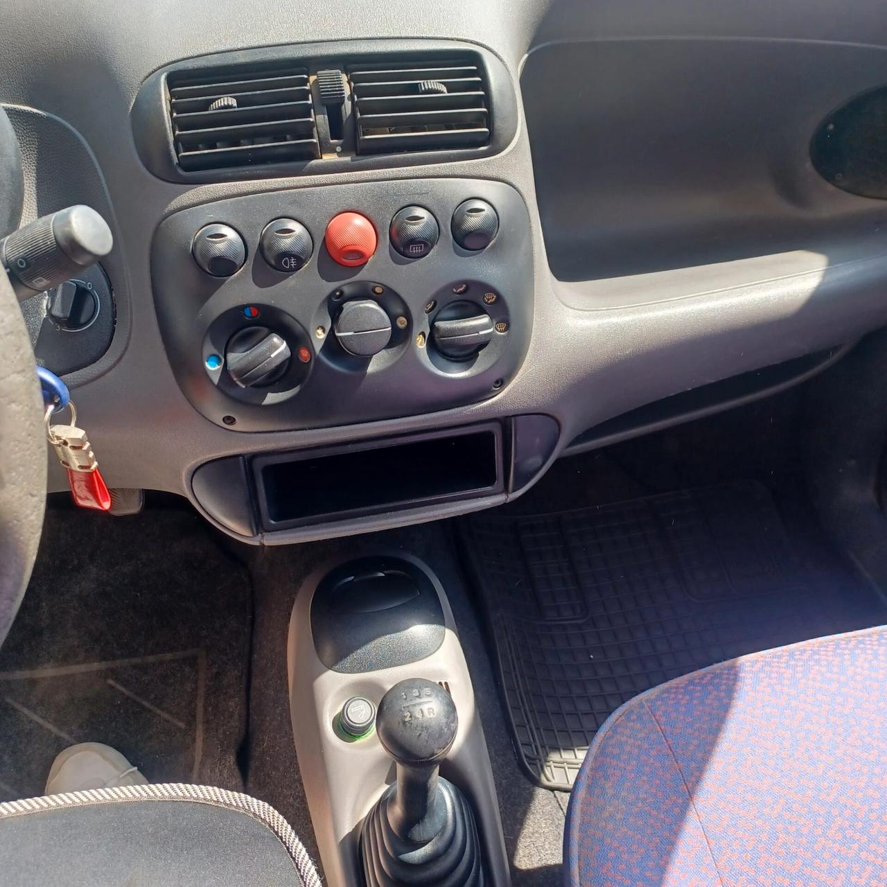 FIAT 600 BEN CONSERVATA TUTTO FUNZIONANTE