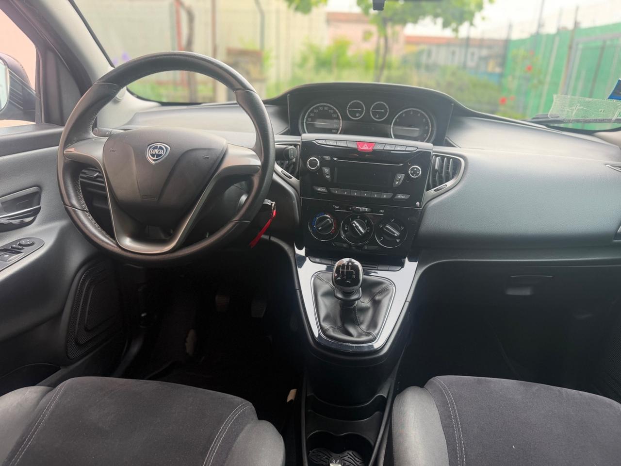 Lancia Ypsilon 1.2 69 CV 5 porte neopatentati unici prop