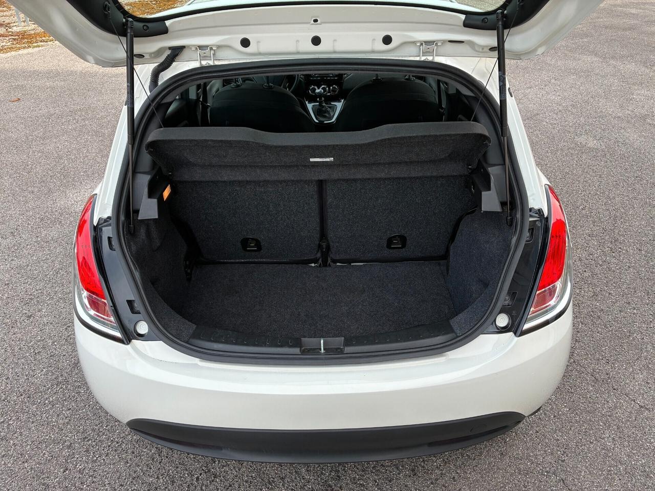 Lancia Ypsilon 1.0 FireFly Hybrid Silver