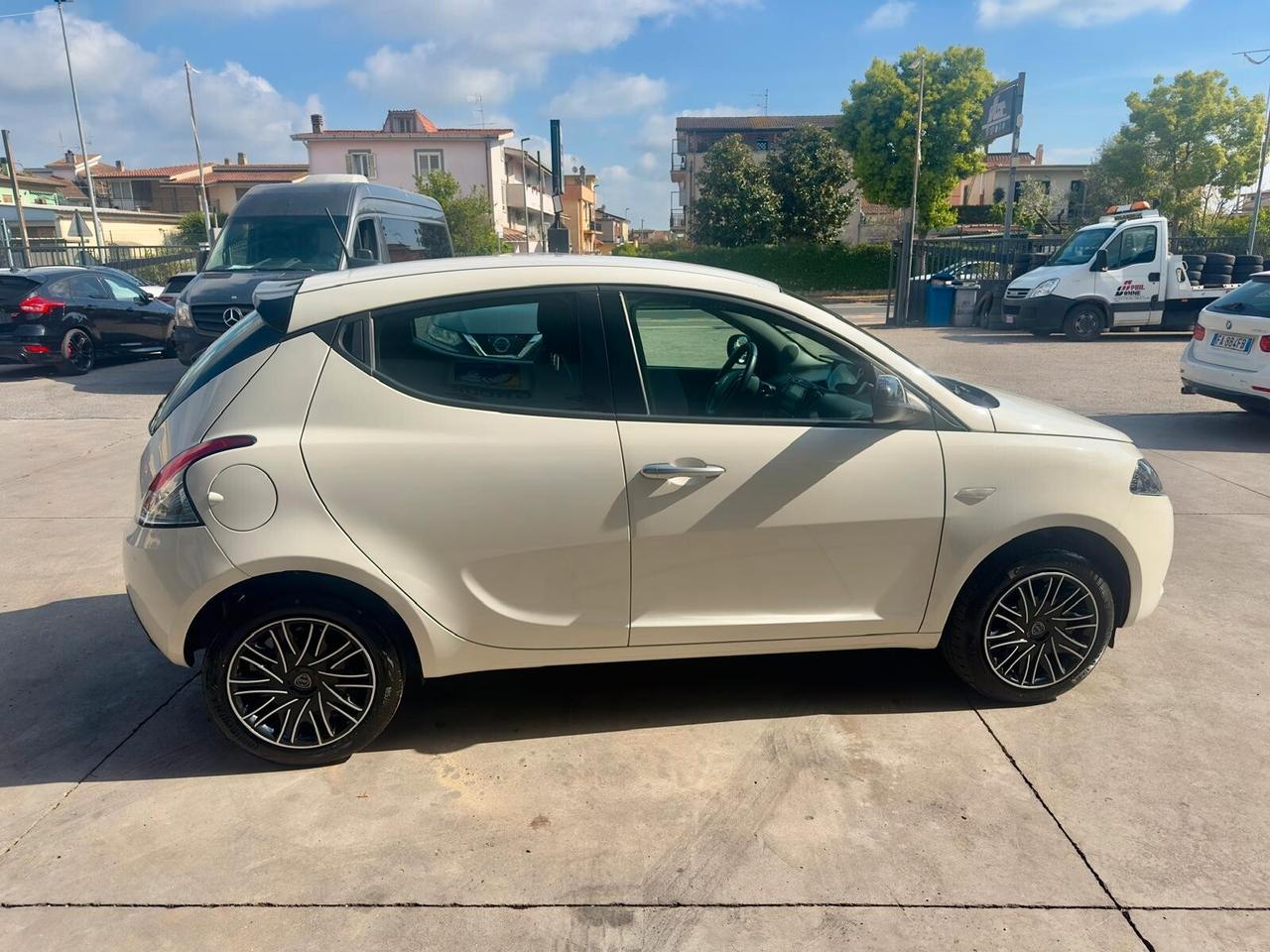 Lancia Ypsilon 1.0 FireFly 5 porte S&S Hybrid Silver PREZZO PROMO