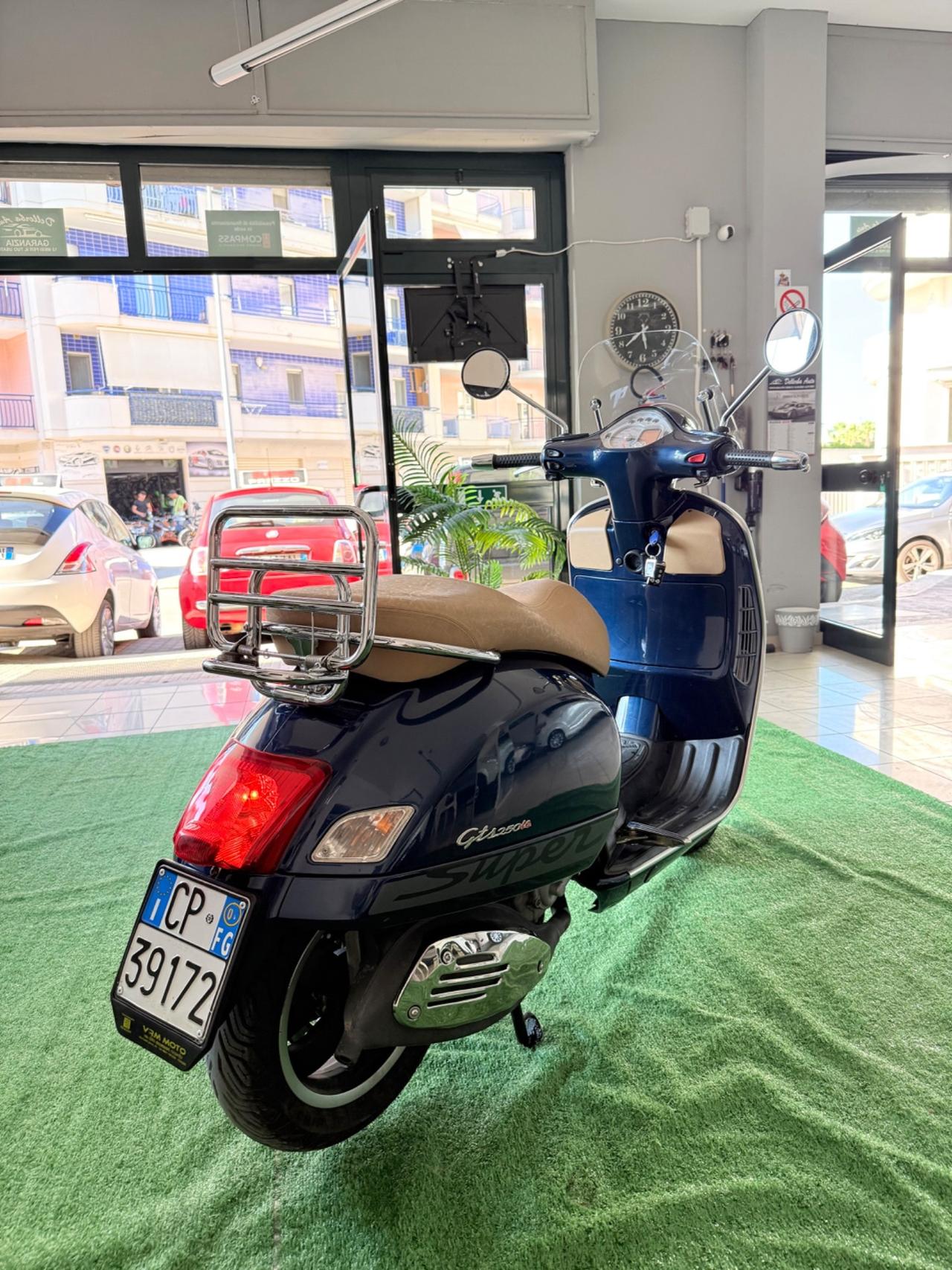 Piaggio Vespa 250 GTS SUPER