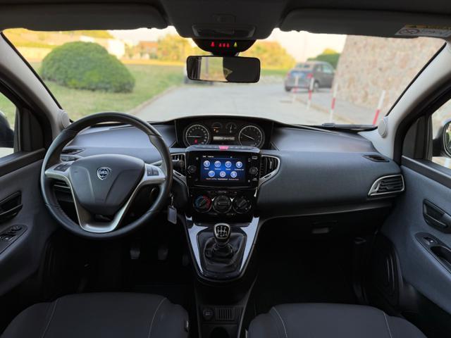 LANCIA Ypsilon HYBRID GOLD+NAVI+SENSORI+5POSTI+LED