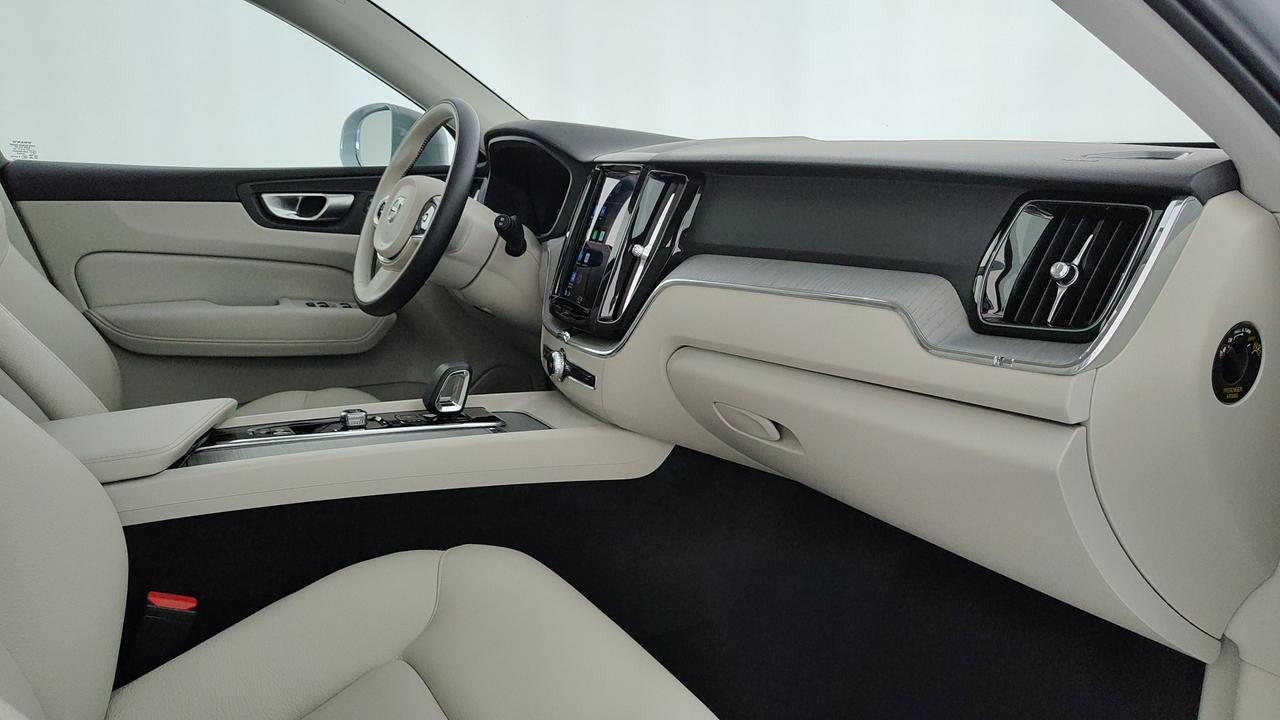 VOLVO XC60 2.0 b4 Momentum auto