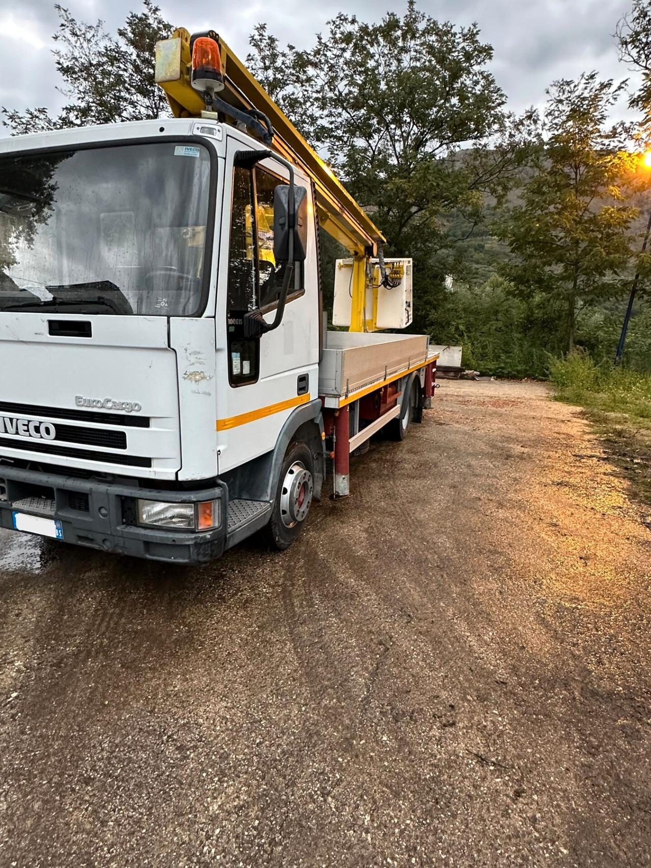 Iveco Eurocargo 100E15 con Cesta