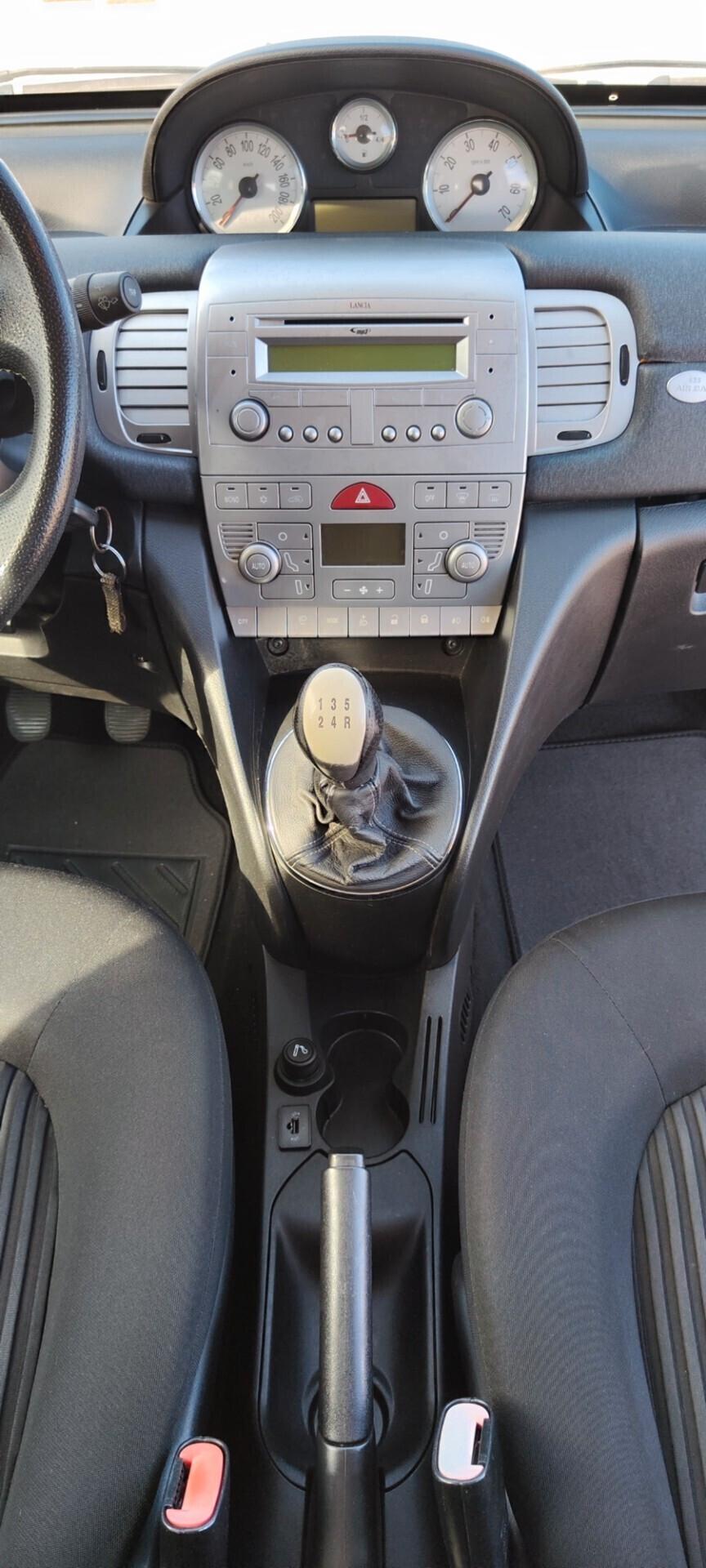 Lancia Ypsilon 1.3 MJT 75 CV Versus