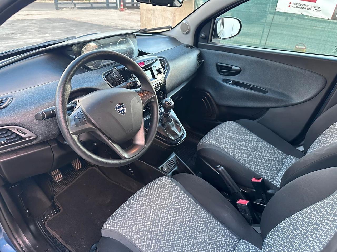 Lancia Ypsilon 1.0 FireFly 5 porte S&S Hybrid Ecochic Silver