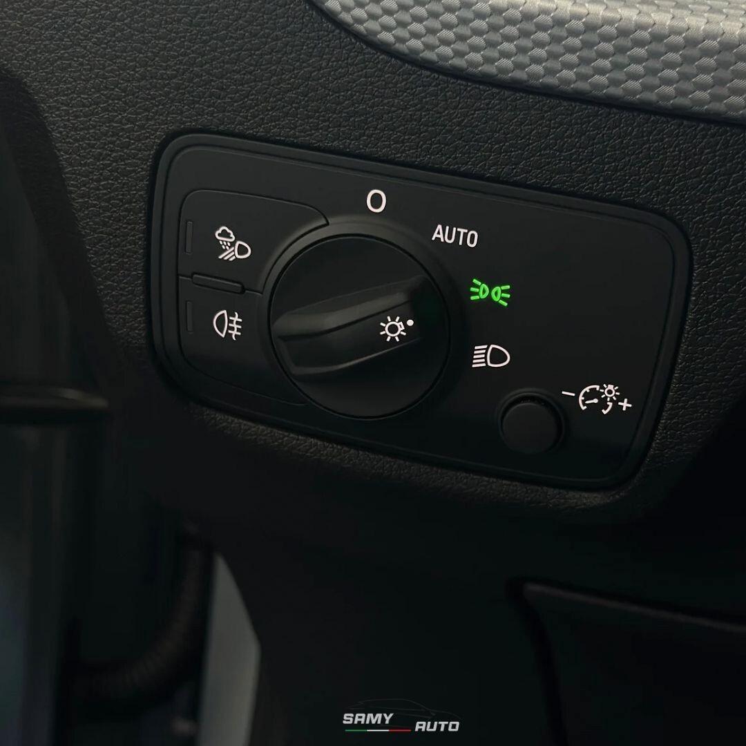 Audi Q2 30 TDI Identity Black