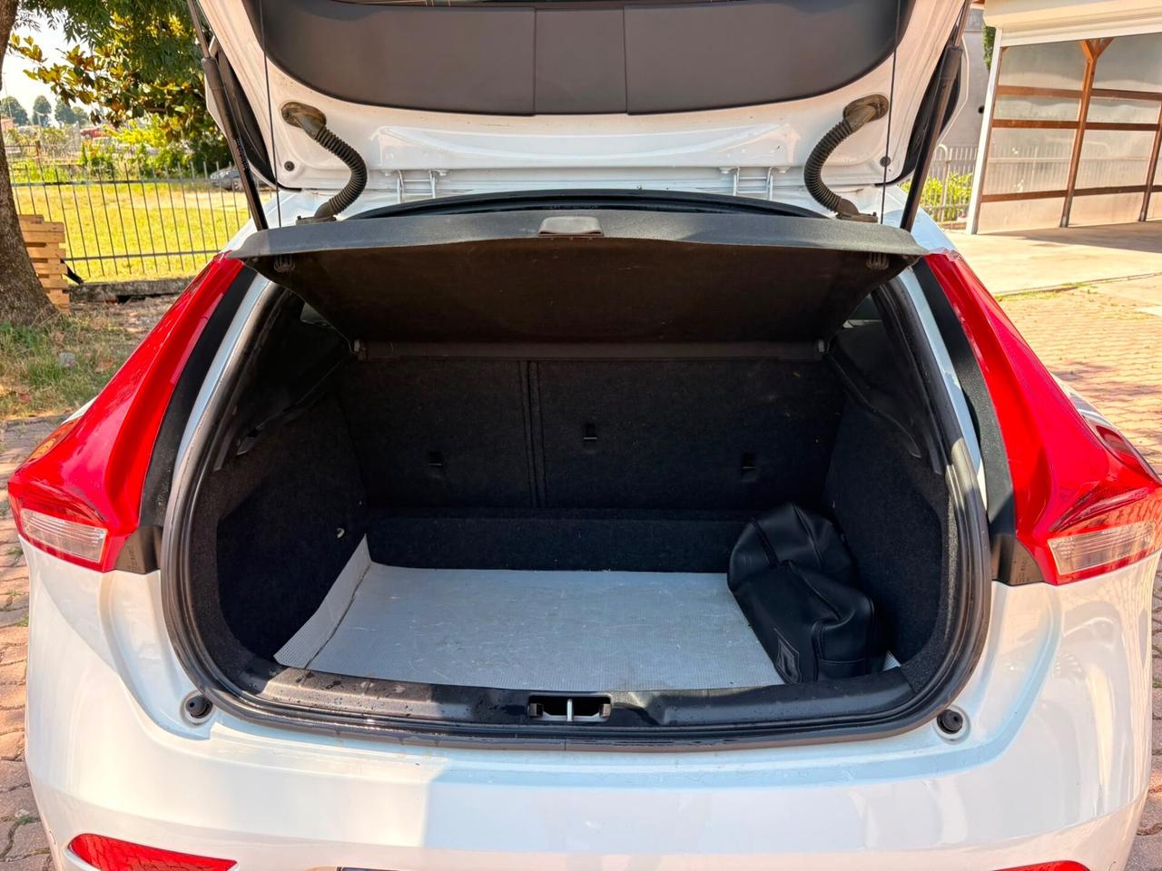Volvo V40 D2 R-DESIGN MOMENTUM