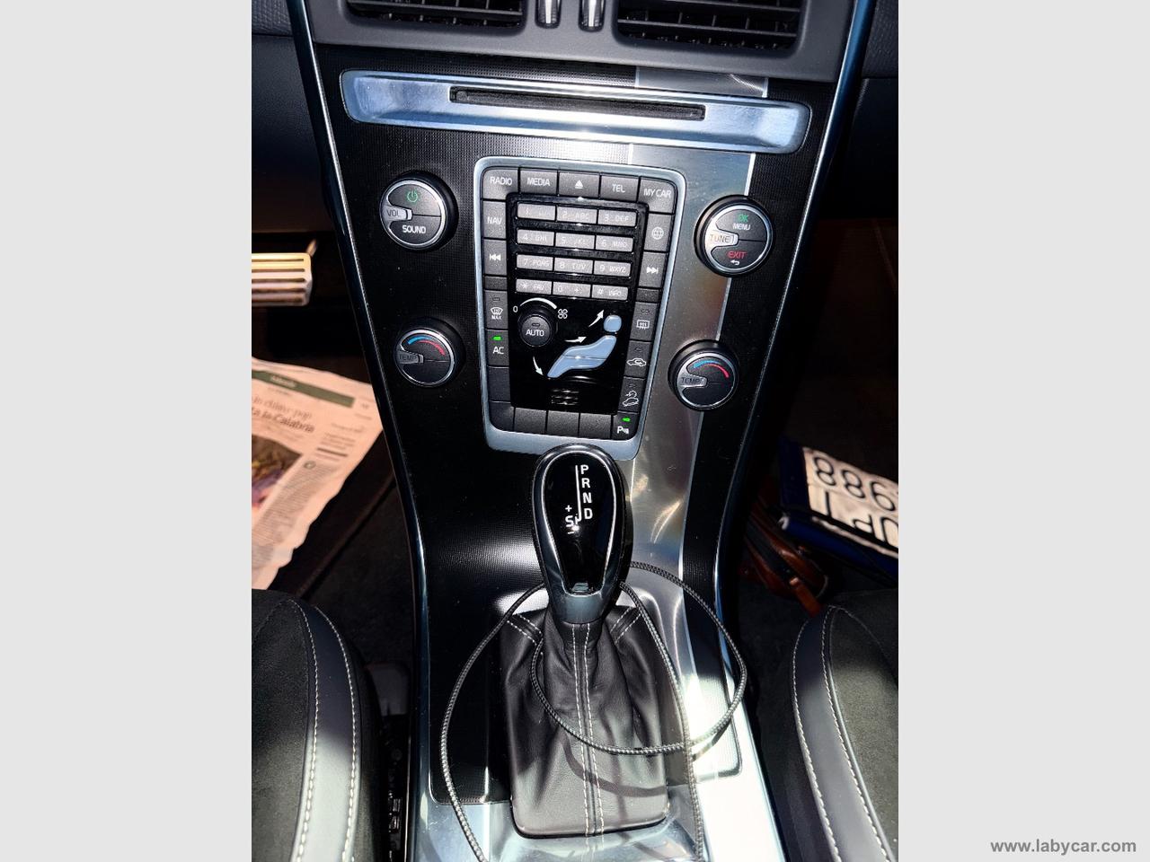 VOLVO XC60 D5 AWD Geartronic R-design Momentum