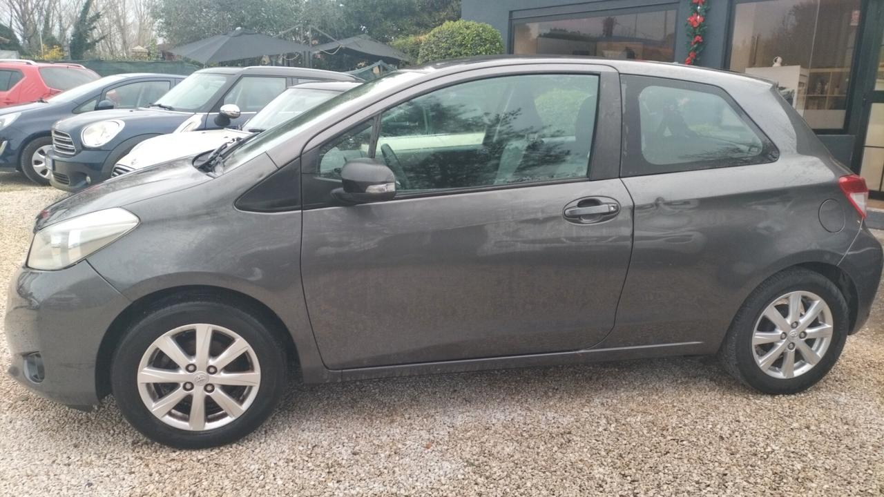 Toyota Yaris 1.0 3 porte *NAVI RETROCAMERA **PREZZO OUTLET**