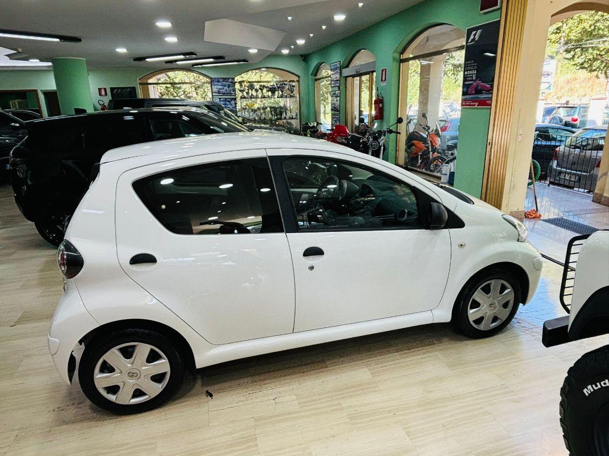 Toyota Aygo 1.0 12V VVT-i 5p. Lounge Connect Navi My'13