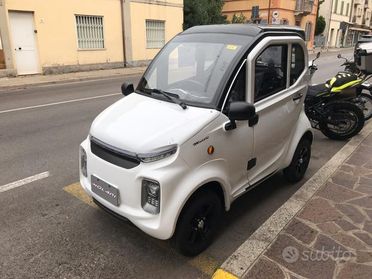 LEM Q7 microcar elettrica (si guida con patente 14 anni)