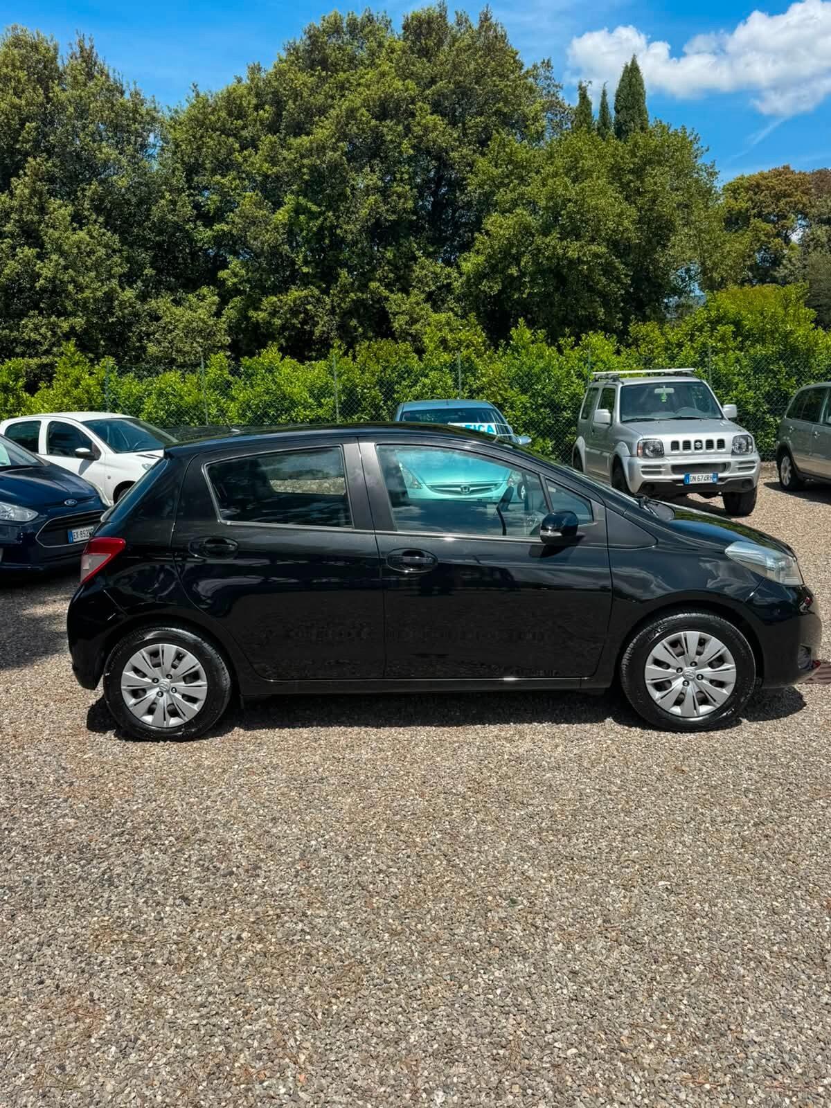Toyota Yaris 1.3 5 porte Lounge TENUTA MANIACALMENTE !!