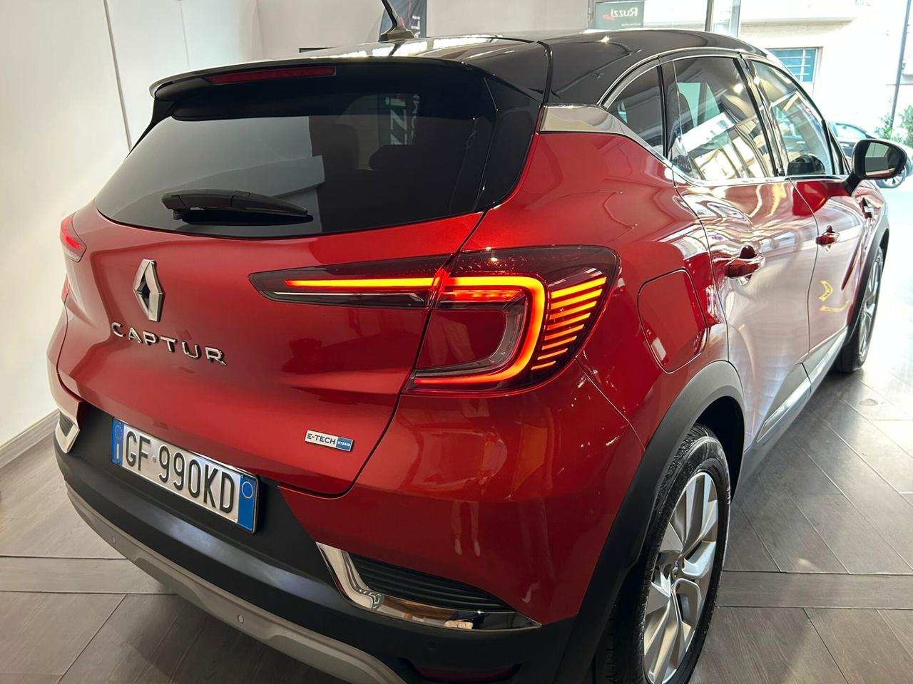 Renault Captur 1.6 E-tech Hybrid Initiale Paris NEOPATENTATI