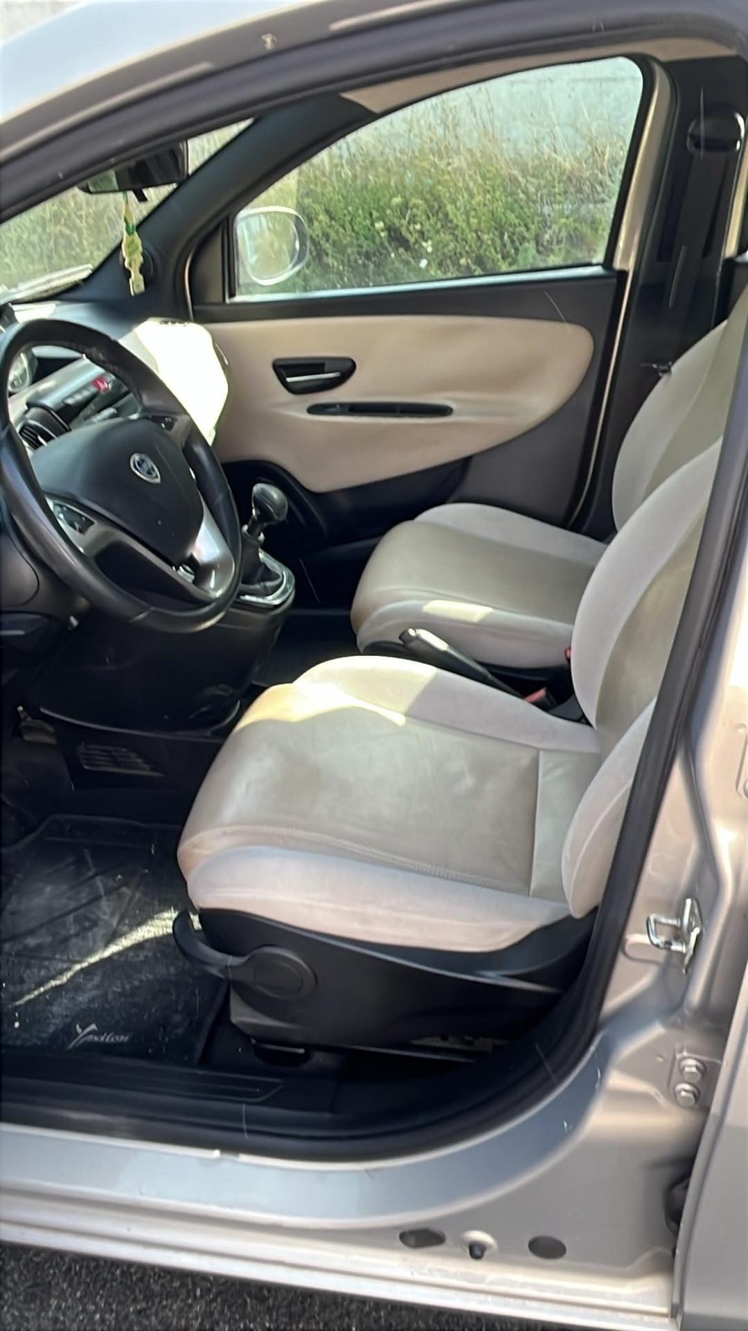 Lancia Ypsilon 0.9 TwinAir 85 CV 5 porte S&S DFN Platinum Cambio Automatico
