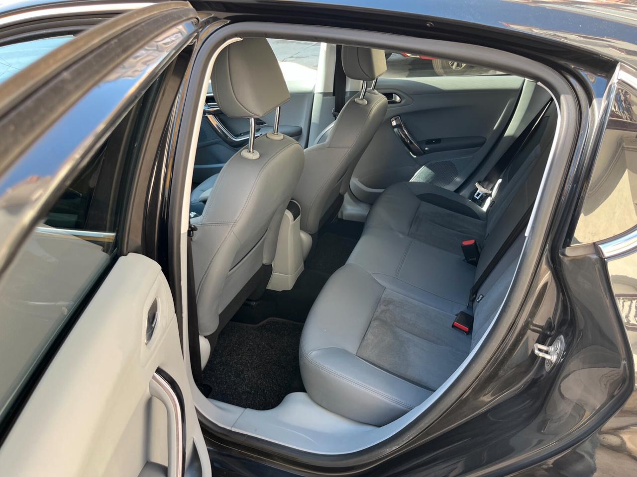Peugeot 208 1.4 HDi 68 CV 5 porte Allure
